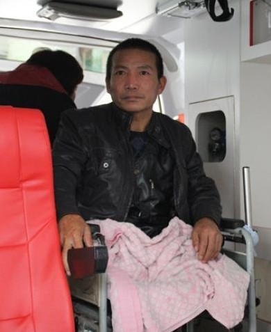 “自锯病腿”农民康复出院