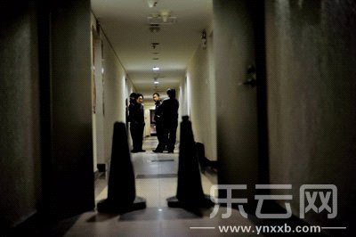 民警在案发现场勘查