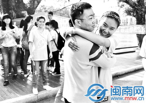 大学生公园“求抱抱”，游客还有些羞涩