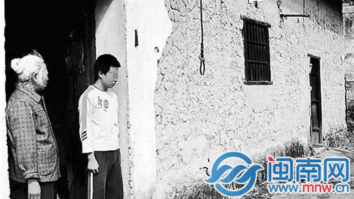 小曾和奶奶一直住在这间黄泥垒的土坯房里