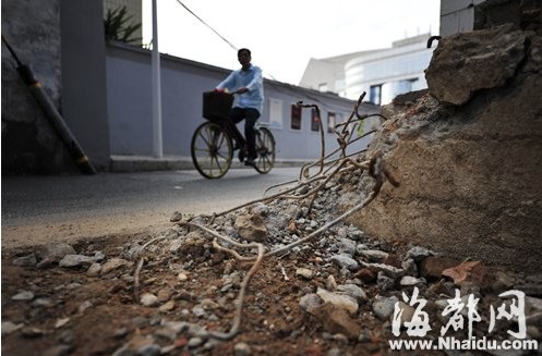 福州北大路旁小巷施工不围挡 钢筋伸出路面