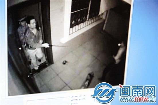 民警开门后拿着警棍，先后冲了出来，对面就是小偷