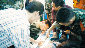 龙海一小孩贪玩手指被卡球形锁孔