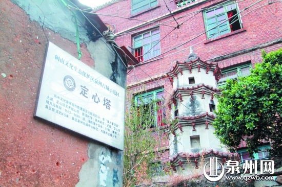 井亭巷中的定心塔被民居团团围住