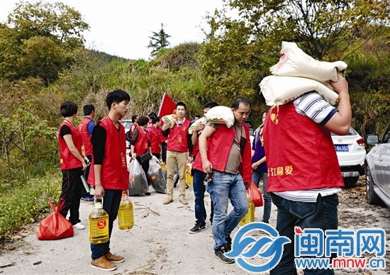 志愿者给留守老人送爱心