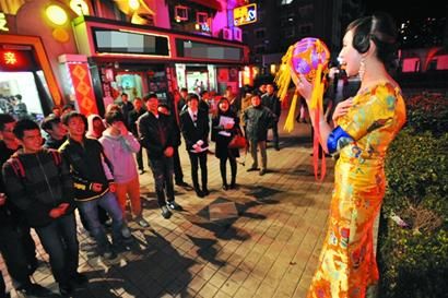 阿霓露露抛绣球现场