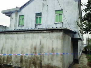 被害人宅院外围已被警方拉起警戒线