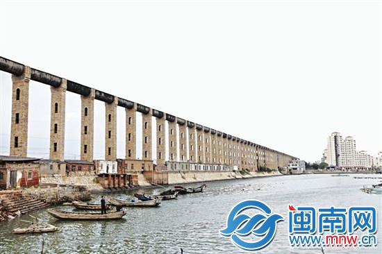 八尺门海堤上，57座用石头垒起560米的高大槽墩，撑 