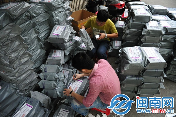 快递公司员工直接入驻泉州市区幸福街处理堆积如山的 
