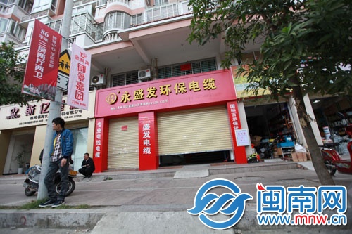 任某在之前经营的店面里，结束了自己的生命。