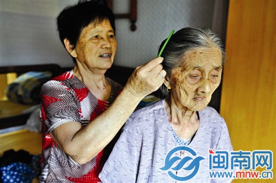 74岁的詹阿姨都要上门为91岁的陈阿婆洗头洗澡悉心照料