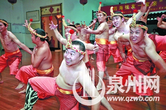 拍胸舞演员们认真地进行排练