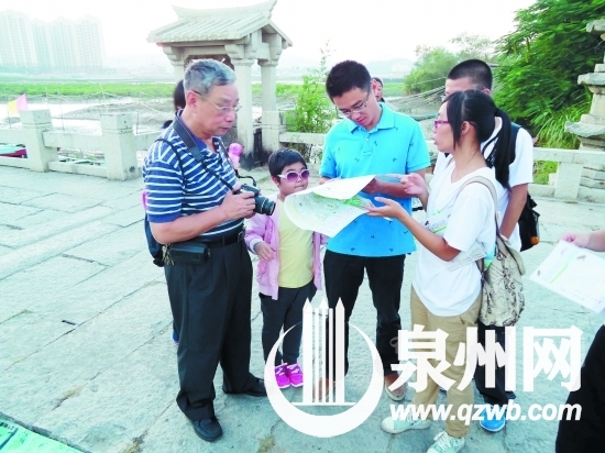 志愿者们携带绿地图宣传湿地保护知识