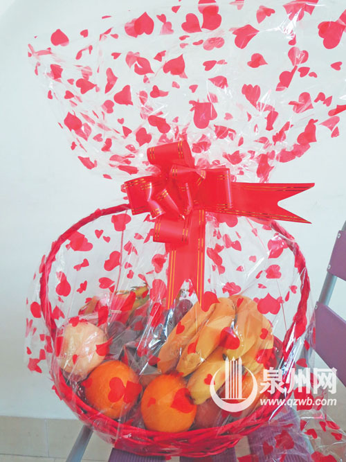 记者购买的精装水果篮表面光鲜亮丽，内里却充斥烂水 
