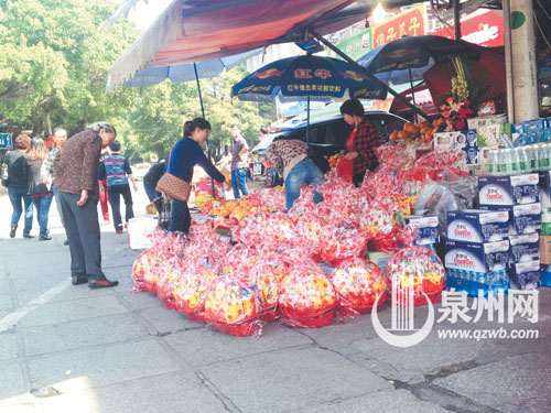 医院周边的水果店,精装水果篮很抢眼。