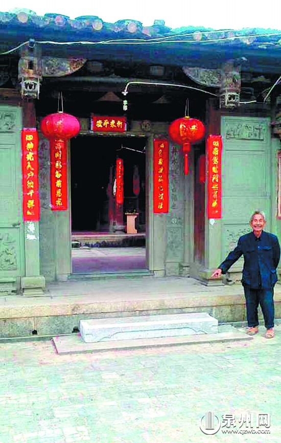 垫脚石被盗后，族亲买了一方白石放在原位