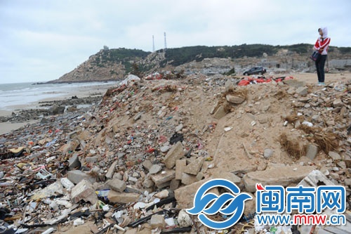 垃圾已把沙滩填了一大半