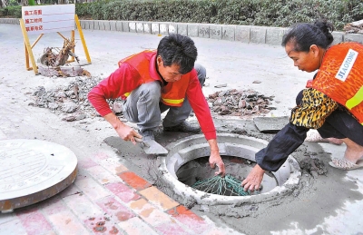 工人正在安装窨井防坠网