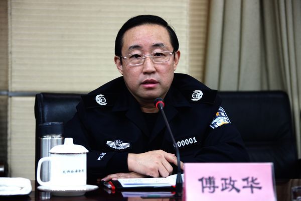 傅政华换警察执勤服上街巡逻