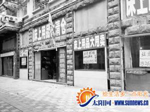 禾祥西路，多家店铺招租。记者 白若雪 摄