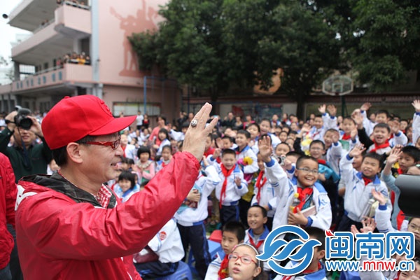 六小龄童一亮相，引来小剧迷一片欢呼