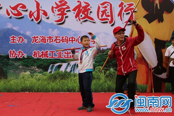 在龙海石码中心小学，互动中，小西游迷学起六小龄童 