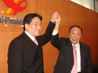 统一企业董事长高清愿（右）12日请辞董事长职务，改 