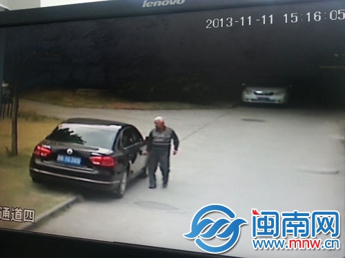 阿伯靠近轿车，一边走一边划