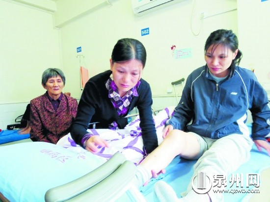 蔡素忍和母亲每天都会轮流帮妹妹按摩右腿