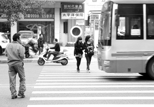 罗山汽车市场附近斑马线上