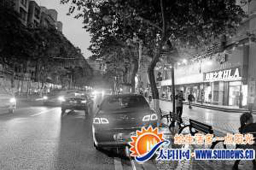 因为禾祥西路无处停车，一辆车只能违停在路上