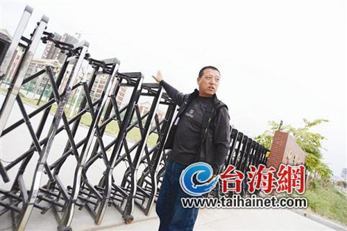 体校男生翻门出校