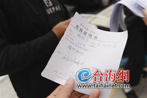 体校男生翻门出校1