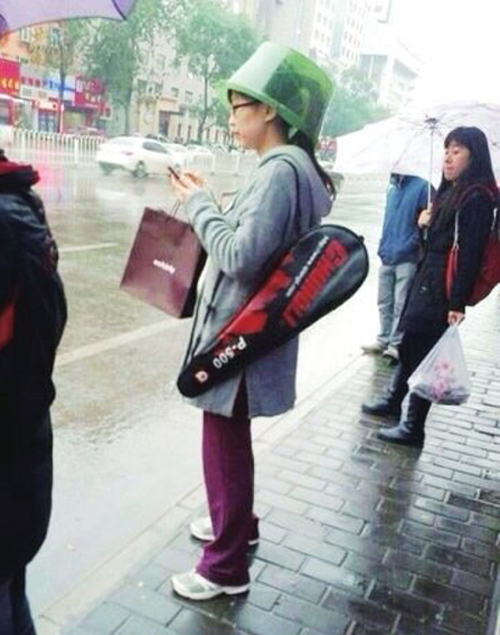 厦门奇葩女头戴脸盆挡雨