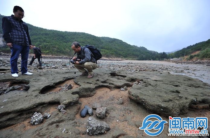 海水“刨”出石碑