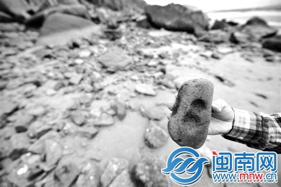 海水“刨”出石碑4