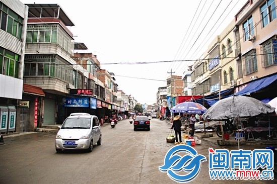 10几年前修建这条南北街，南胜镇政府欠下债务，至今 