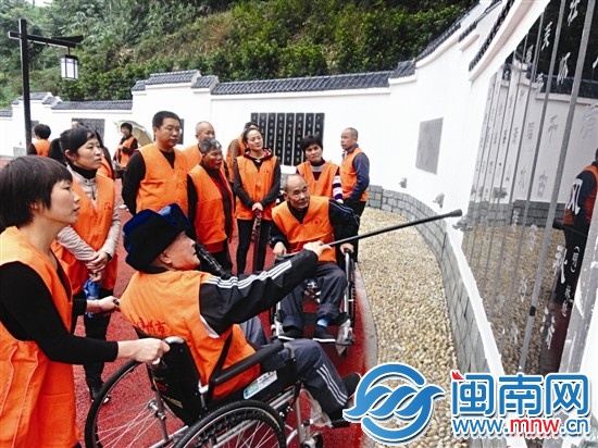 福利院工作人员和护工带着三无老人到芝山公园游玩