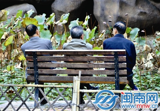 三位阿伯坐在木椅上话仙