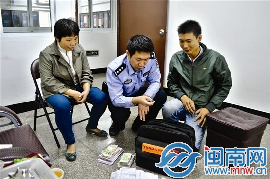 好心人郭阿姨（左）、失主小李（右）和民警在清点快 