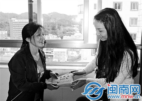 昨日下午，厦门红十字会工作人员为赵词琴送来1万元