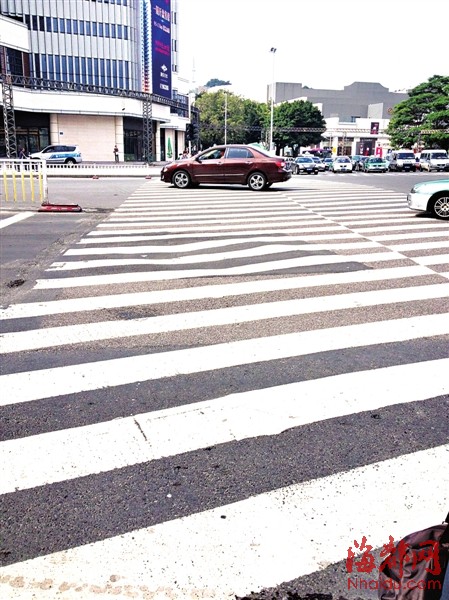 福州乌山路八一七路 人行横道成波浪路
