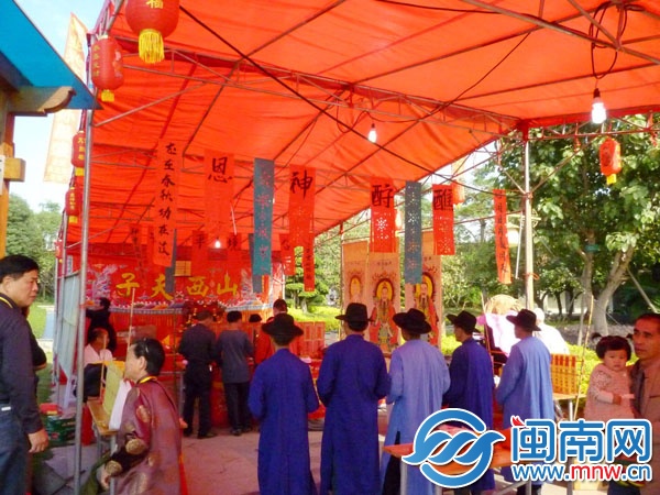 信众祭拜水上帝君