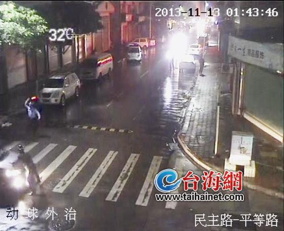 车辆突然倒车，民警上前制止