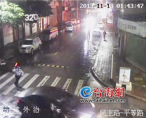 民警被撞倒后，车辆加速逃离