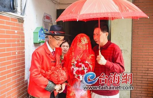 新郎官跃马娶新娘 丫鬟敲锣长工抬轿