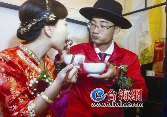 娶亲路上，引众人围观