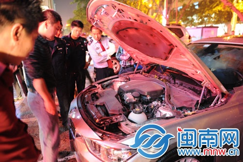小车忘记熄火引发虚惊