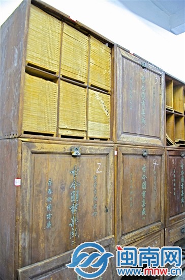 夹际中学将古籍放在檀木箱内
