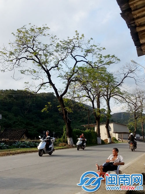 多么好的天气啊，这位老伯坐在家门前晒太阳